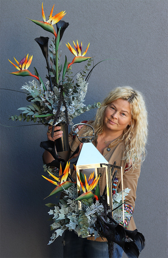 Angelo Garden Black Strelizia, lampion nagrobny z kwiatami