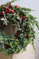 Pod Cyprysem, asymetryczny wianek na drzwi z jabłkami