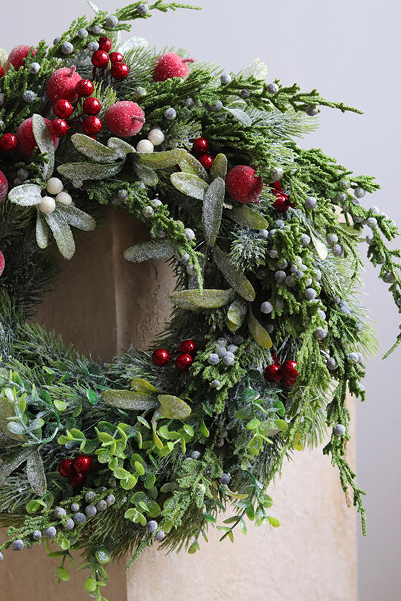 Pod Cyprysem, asymetryczny wianek na drzwi z jabłkami