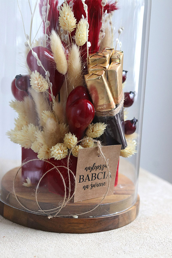 Chocolates Redde, kompozycja pod szklanym kloszem