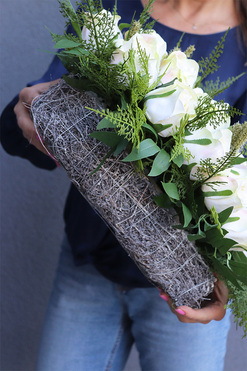 Serce na Dłoni, nagrobna dekoracja z białych róż, dł.46cm