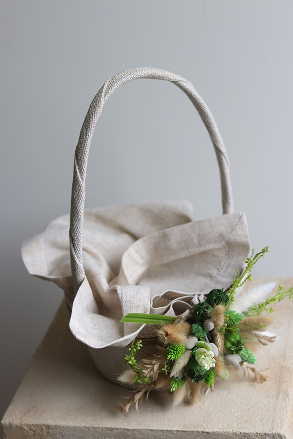 Zielenia, dekorowany koszyczek wielkanocny z serwetką