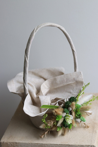 Zielenia, dekorowany koszyczek wielkanocny z serwetką