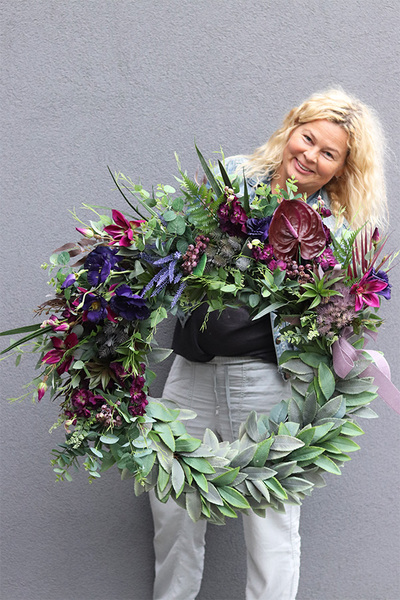 Filomenia, wieniec nagrobny z fioletowymi kwiatami