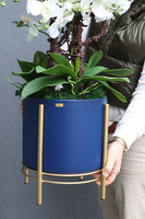 Neomi Big, sztuczny storczyk w niebieskiej donicy na stojaku