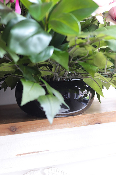 Różowa Medra, kompozycja nagrobna w ceramicznej misie