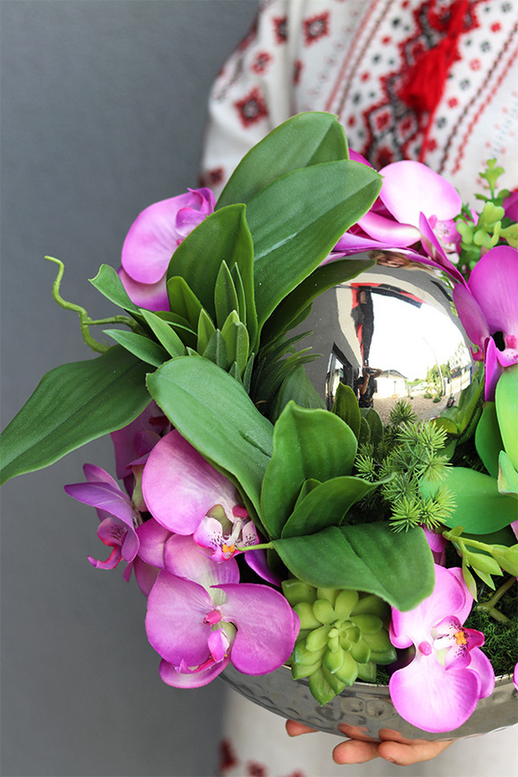 kompozycja kwiatowa z kulą i fuksjowym storczykiem, Dekoria Karanna New