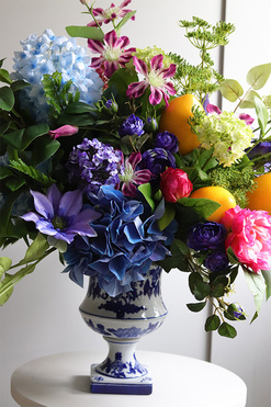 Mamma Mia! 2, kompozycja kwiatowa w pucharze, wym.62x70cm 