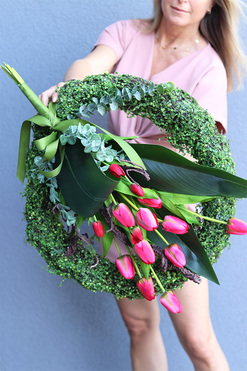 Tulipany Red, wieniec nagrobny z czerwonymi kwiatami, śr.55cm   