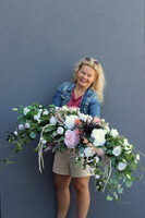 Andria Longia, kompozycja kwiatowa na długi stół