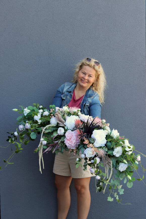 Andria Longia, kompozycja kwiatowa na długi stół