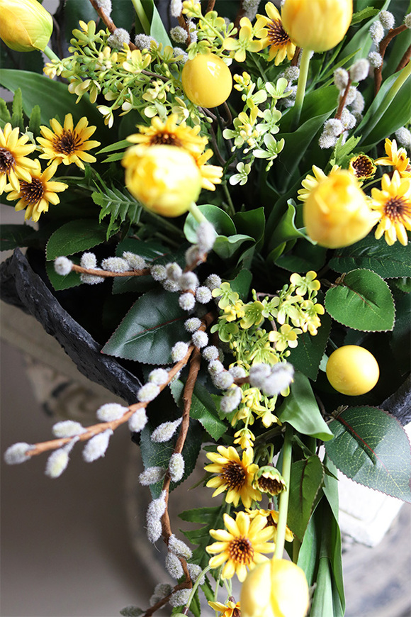 Volcan Yellow, kompozycja nagrobna w misie