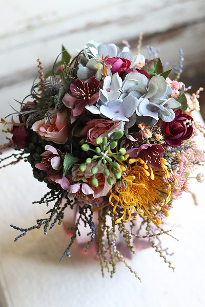 Jasmina Neo, kompozycja kwiatowa z w szklanym wazonie, wys.37cm 