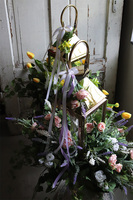 Angelo Lavender Garden, kompozycja nagrobna ze złotym lampionem, wys.65cm