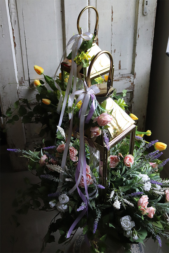 Angelo Lavender Garden, kompozycja nagrobna ze złotym lampionem, wys.65cm