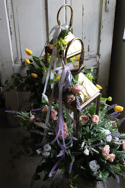 Angelo Lavender Garden, kompozycja nagrobna ze złotym lampionem, wys.65cm