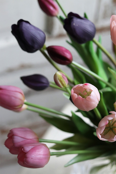 Klarata, bukiet gumowych tulipanów w szklanym wazonie, wys.52cm