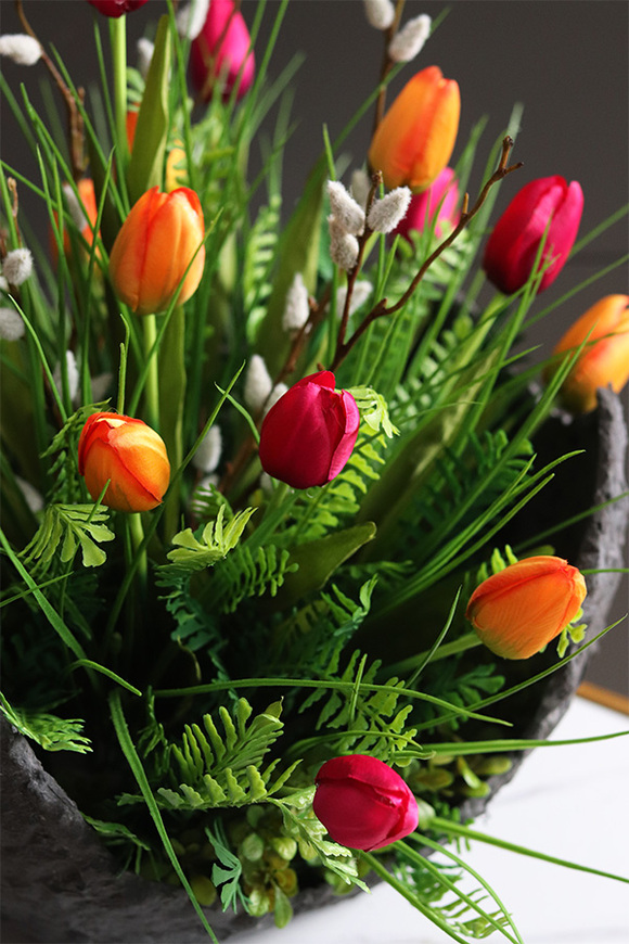 Tulippe Volcan, kompozycja nagrobna w misie