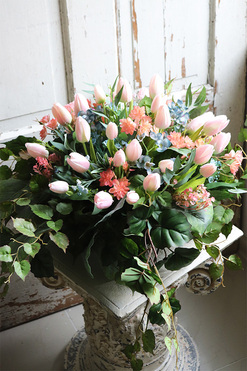 Tulippa, kompozycja nagrobna w misie, wym.28x42cm 