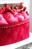 czerwony flowerbox z różami na walentynki, Serce Welurowe