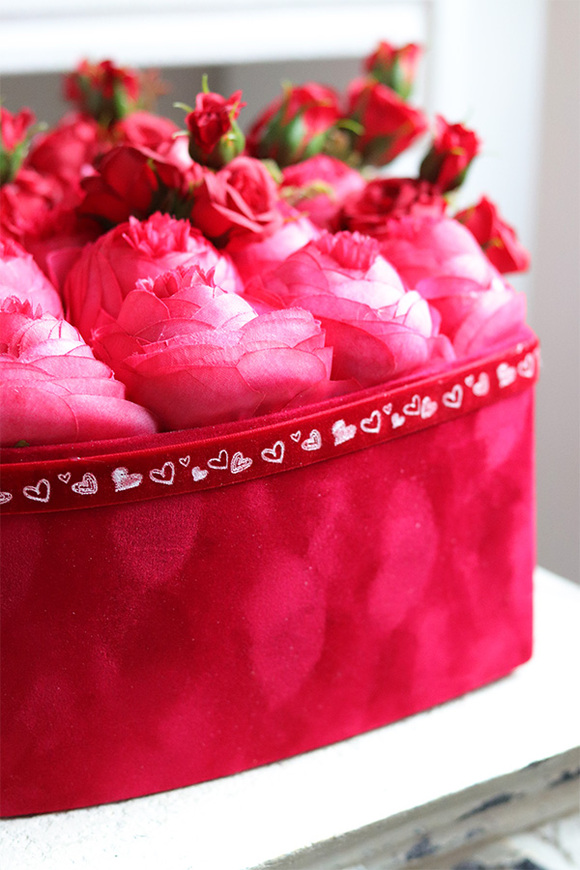 czerwony flowerbox z różami na walentynki, Serce Welurowe