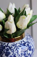 Premium April Busan, gumowy bukiet tulipanów w wazonie