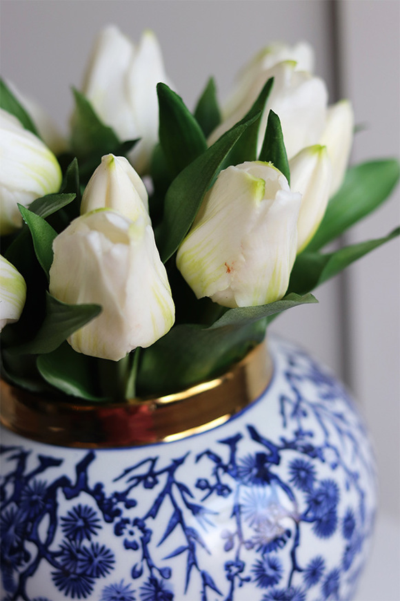 Premium April Busan, gumowy bukiet tulipanów w wazonie