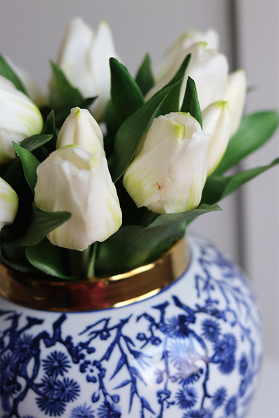 Premium April Busan, gumowy bukiet tulipanów w wazonie