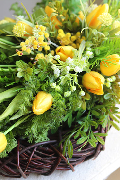 Żółta Energia, wiosenny wieniec nagrobny z tulipanami, wym.30x74cm