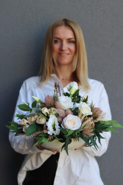 November Boho Chicc, kompozycja kwiatowa w białej misie, wym.25x40cm