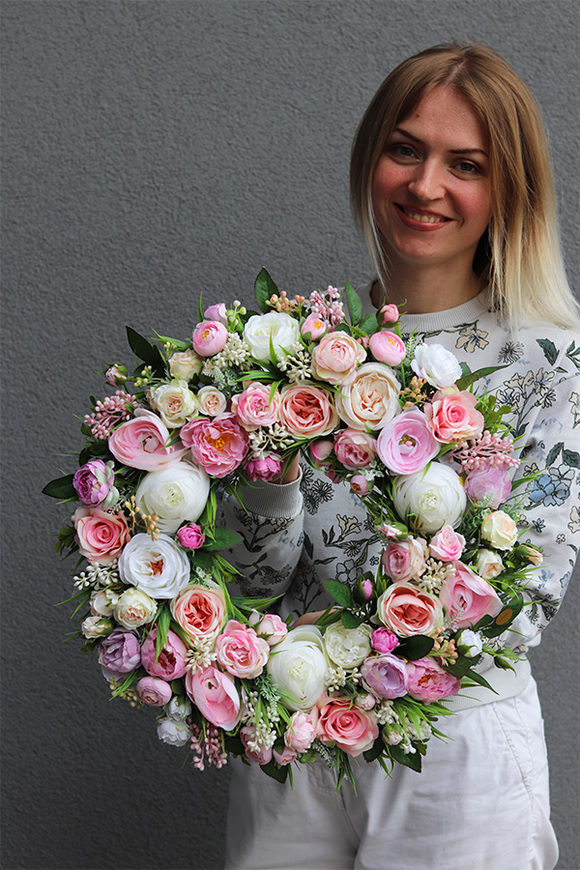Romantyczna Krystyna, różowy wianek dekoracyjny