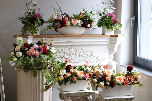 Miodowy Dom Banerra, kompozycja kwiatowa w donicy