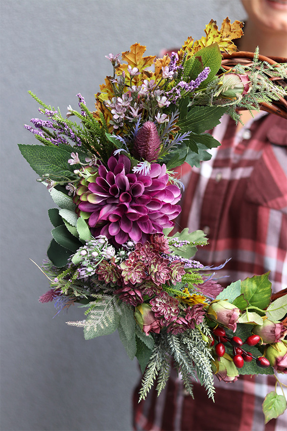 Hefruta Fiolina, jesienny wianek z fioletową dalią