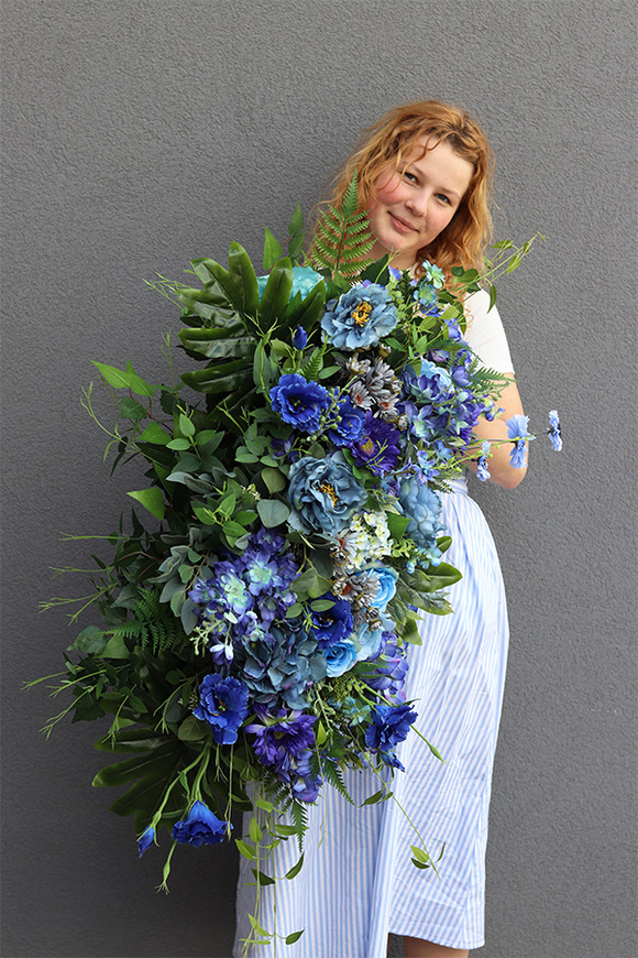 Opera Blue Sky, kompozycja kwiatowa w donicy