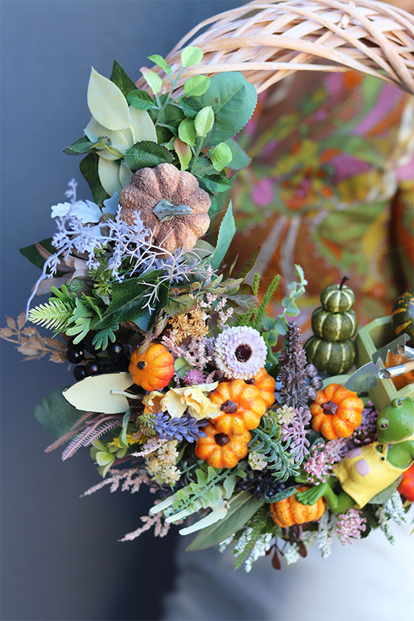 Ogrodnik Leon, asymetryczny jesienny wianek z dyniami