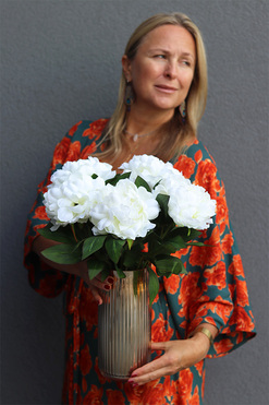 Golden Peonies, kompozycja kwiatowa w wazonie, wys.44cm