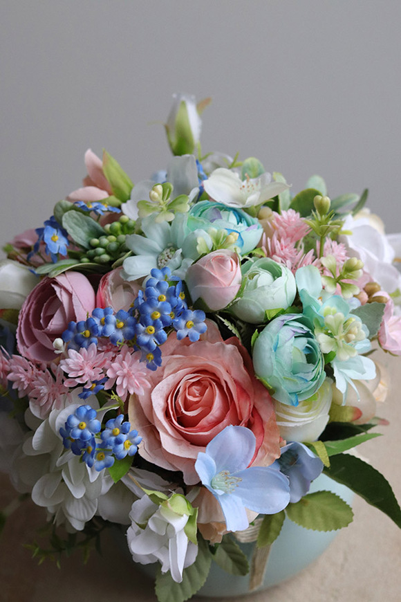 Deluni Blue, kompozycja kwiatowa z kokardką