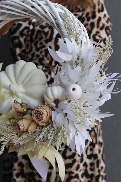 Dyniovy, asymetryczny jesienny wianek z dyniami