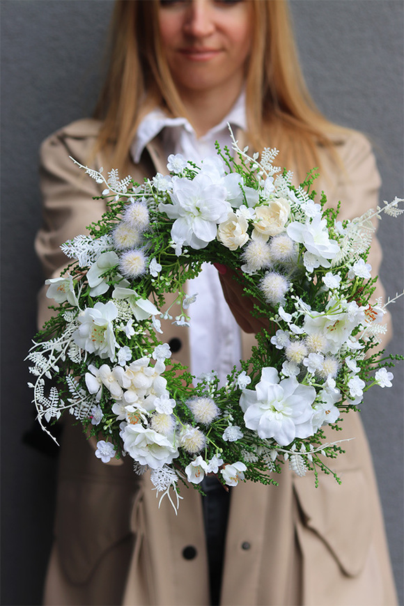 Referene, biały wianek na drzwi