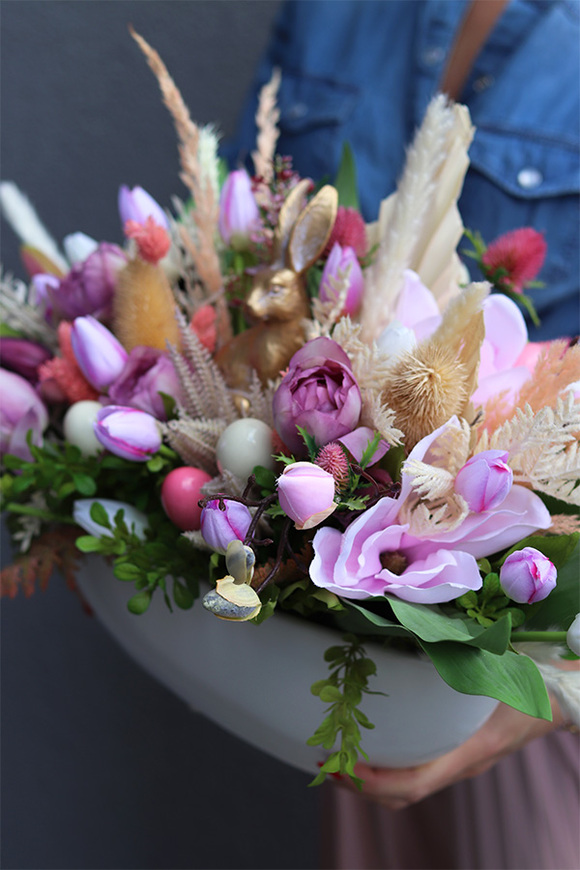 Easter Home, stroik wielkanocny z zającem i tulipanami