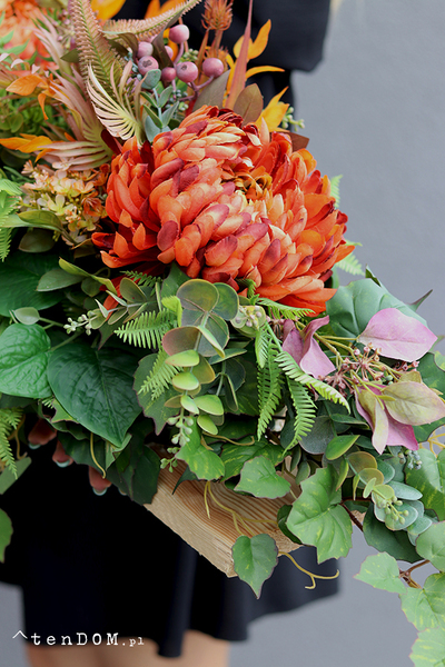 Dacja Fall, girlanda nagrobna na desce