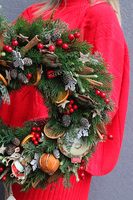 Domeczek, świąteczny wianek z suszem i zawieszką