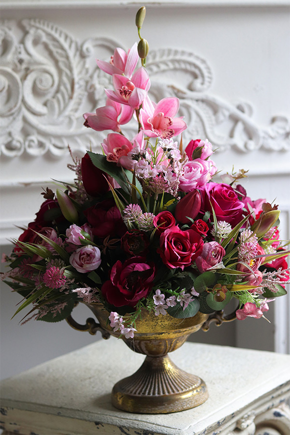 Adolia, różowa kompozycja kwiatowa w pucharze