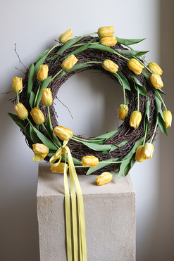 OD RĘKI Katie Tulips Yellow, wiosenny wianek z tulipanów, śr.50cm 