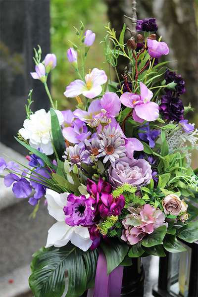 Hellina, bukiet nagrobny z fioletowych kwiatów