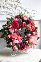 Ramona Turia, różowy wianek kwiatowy z pełnikami