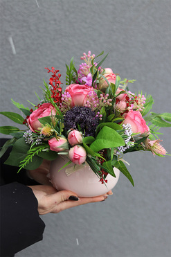 Pinkolia, kompozycja kwiatowa z kokardką, wys.36cm