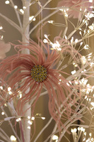 Pudrova Panna, różowa zawieszka świąteczna kwiat z piór