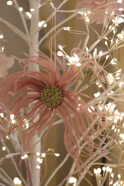 Pudrova Panna, różowa zawieszka świąteczna kwiat z piór