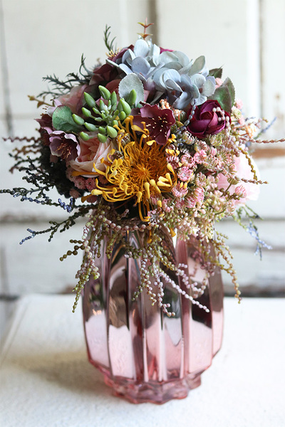 Jasmina Neo, kompozycja kwiatowa z w szklanym wazonie, wys.37cm 